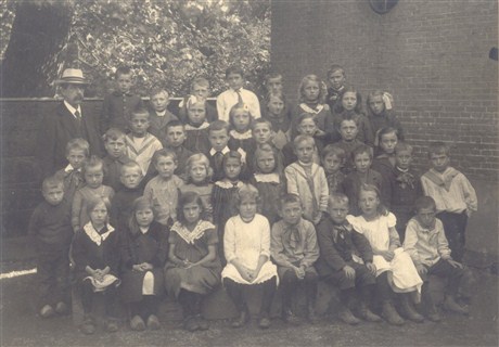 Culemborgse schoolkinderen met meester J
