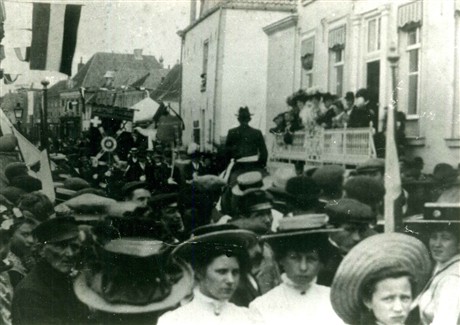 Zevenaar viert het 100-jarig bestaan van het Konkrijk in 1913