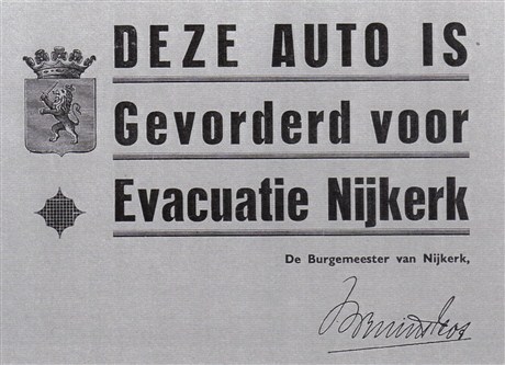 Veel beschikbare vervoersmiddelen werden verplicht ingezet ('gevorderd') om mensen te evacueren (archief Stichting Oud Nijkerk).