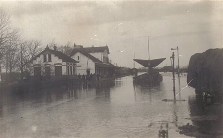 Het Nijkerkse station tijdens de overstroming in 1916 (archief Stichting Oud Nijkerk)