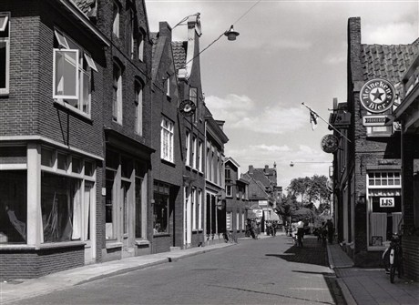 De smalle Oosterstraat tijdens de zomer van 1955 (archief Stichting Oud Nijkerk)