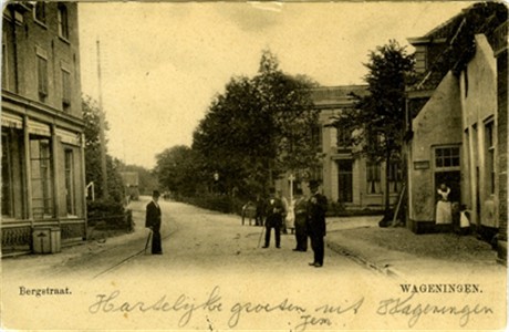 Wageningen Bergstraat ca 1900 met links Hotel De Wereld
