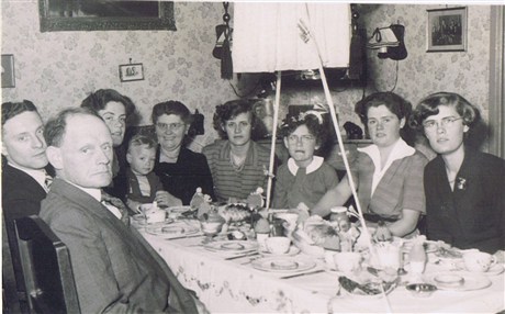 Feestelijk gedekte tafel voor de communiekant Ria