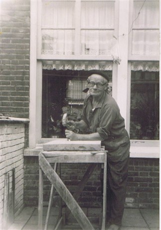 Hierop werkt Gerrit achter ons huis aan een grafzerk