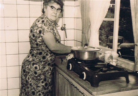 Na de oorlog, moeder Anna vol trots in haar pas betegelde keuken