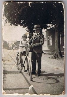 Paula hoog op papa's fiets