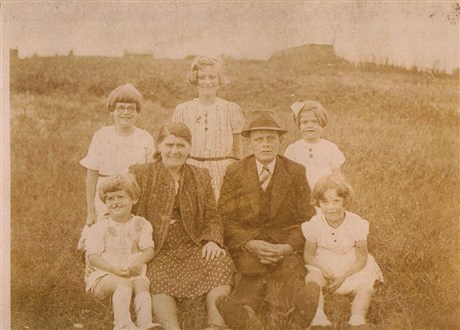 Voorjaar 1940, Anna is zwanger van Ria. Deze foto is bij de volkstuinen genomen. Die lagen tussen de Geitenkamp en de Monnekesteeg. 