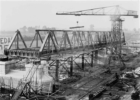 Bouw van de verkeersbrug bij Zaltbommel
