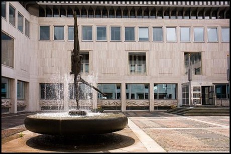 Fontein op de binnenplaats van het provinciehuis