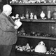 Gerard van Olst bij zijn particuliere collectie. 1950. © Collectie Van Olst