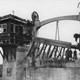 Het Nederlandse leger blaast in 1940 de brug over het kanaal in Weurt op © Collectie Paul Smits