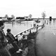 Toekijken bij de gezwollen Maas in Maasbommel © Foto: Jan Rikken