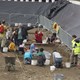 Onder begeleiding zelf graven. Ruim 2300 volwassenen en kinderen konden het zelf ervaren: archeoloog zijn, echte vondsten vinden © P. Franzen
