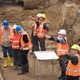 Onder grote belangstelling wordt de opbouw van de Oosterhoutsedijk onderzocht © Paul Franzen
