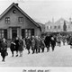 De ‘meisjesschool’ aan de Kloosterstraat gaat uit. Op de achtergrond staat het Hollands klooster. Het huis op de voorgrond is gesloopt. © Collectie G.G. Driessen, CC-BY-NC