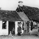 In de crisisjaren heerst er veel armoede. Slechte huizen en hongerige kinderen zie je in veel buurten. De foto is gemaakt in 1933 in de Dukenburg (Breedeweg). © Collectie G.G. Driessen, CC-BY-NC