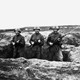 Nederlandse soldaten houden de wacht in een schuttersput achter het politiebureau aan de Molenweg in de winter van 1939-1940. © Collectie G.G. Driessen, CC-BY-NC