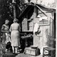 Noodwoning in 1945 aan het begin van de ‘Grafwegenschestraat’. Later is de straatnaam ingekort tot Grafwegen. © Collectie G.G. Driessen, CC-BY-NC