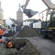 Archeologen aan het werk op de Markt in Culemborg met zicht op de Lanxmeerpoort © ADC archeoprojecten