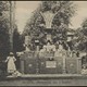 Ansichtkaart van het door J.A. Heuff samengestelde monument ter herinnering aan het kasteel. Collectie Regionaal Archief Rivierenland, Tiel