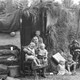 Dit gezin heeft een hutje langs de weg gebouwd. Zij zijn uit hun huis gezet wegens 22,50 gulden huurschuld. Buren, 1933. Foto: Spaarnestad Photo, SFA001012290, G. van Mourik, 1933
