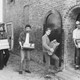Verhuizing naar het nieuwe archiefgebouw, 1982. Collectie Regionaal Archief Rivierenland, Tiel