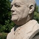 Borstbeeld van Pieter Aafjes in de Zandstraat
