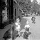 Links de etalage van Bakkerij Levison aan de Rozengracht met op de stoep Anneke Seevinck en Jan Dekker © Stedelijk Museum Zutphen